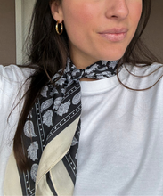 Afbeelding in Gallery-weergave laden, Beige & Blue Scarf
