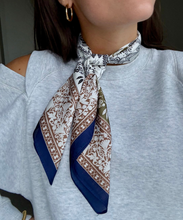 Afbeelding in Gallery-weergave laden, Olive &amp; Blue Scarf
